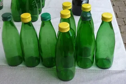 petites bouteilles en verre