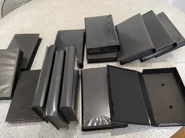 boîtes plastiques noires