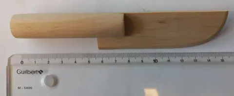 Petit couteau jouet en bois (15 cm)