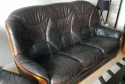 banquette 3 places et 2 fauteuils en cuir et bois