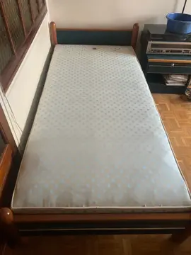 Lit enfant bleu turquoise avec matelas, sommier et table de chevet