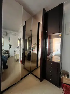 grande armoire à miroir et vitrine