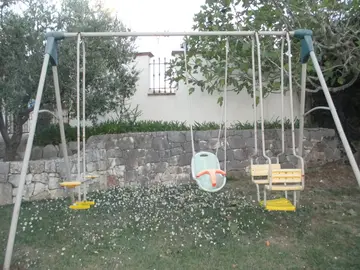 Donne portique de balançoires