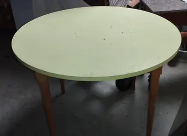 table verte en bois