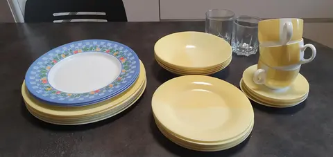 Lot Assiettes et tasses luminarc