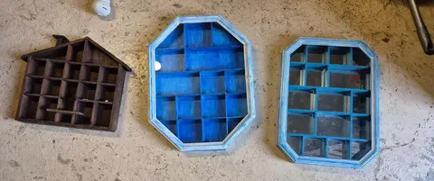 2 Vitrines et une maison en bois