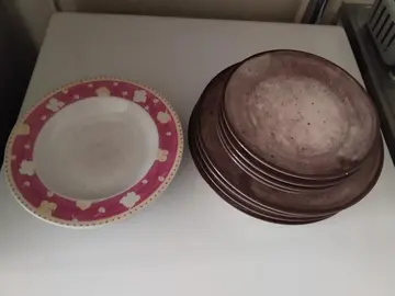 lot d'assiettes diverses à venir sur place Vannes Menimur