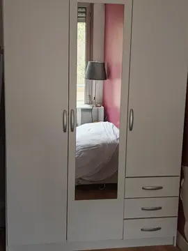 armoire blanche avec miroir