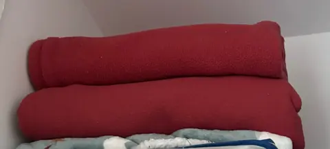 2 couvertures polaires pour lit 2 personnes.