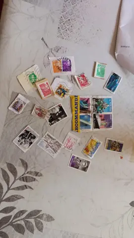 lot 4 timbres abîmés