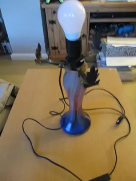 Pied de lampe champignon en opaline, la lampe fonctionne, je la donne avec l'ampoule