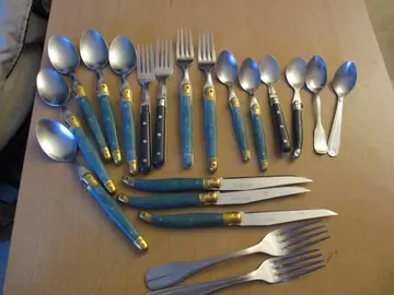 Lots de couteaux, fourchettes etc certains sont de véritables laguioles (manche vert)