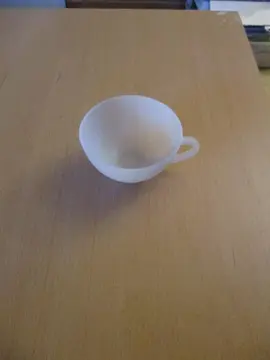 Tasse blanche en arcopal elle est ancienne