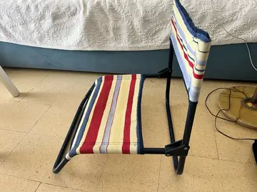 3 pliants et une chaise de plage