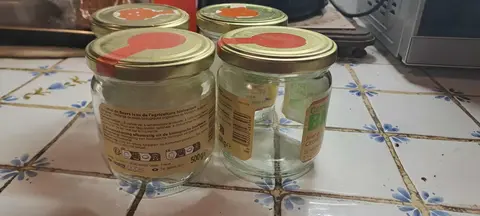 4 pots en verre avec couvercles