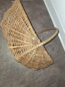 Je donne un pannier en osier, une essoreuse à salade en bon été et un couscoussier en été d'usage