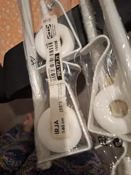 Donne tringles IKEA 1m40. Panier osier. Essoreuse salade bon état + rouleau pâtisserie. Couscoussier