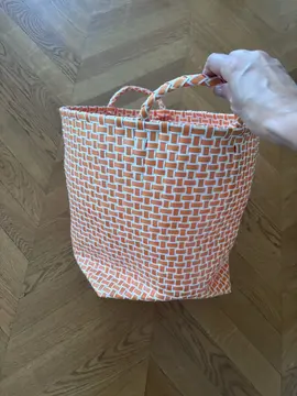 bac à linge tressé orange et blanc