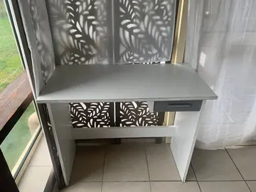 bureau blanc avec tiroir gris