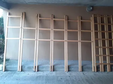 Poteaux pour étagères en bois