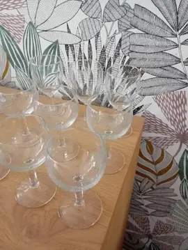 Lot de 7 flutes à champagne et de 9 verres à vin