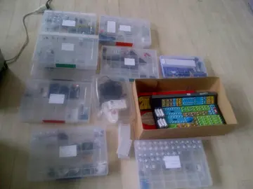 Donne de nombreux composants électroniques