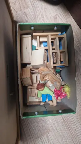 Maison poupée en bois et ses meubles