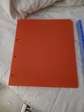un classeur rouge