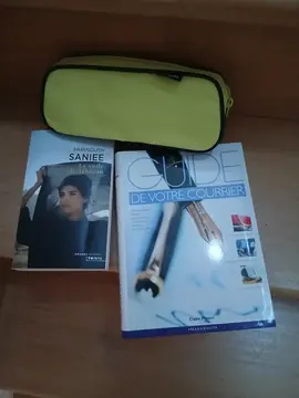 livre,guide courrier et une trousse