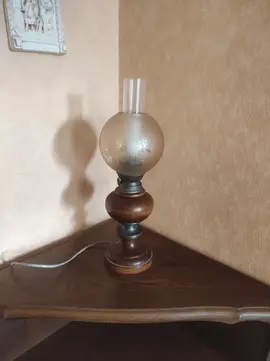 Donne lampe à poser.