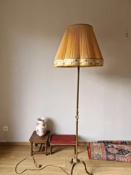 Lampadaire ancien et lampe à huile avec abajour