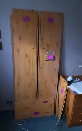 Bibliothèque démontée à reparer