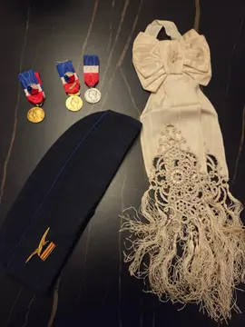 brassard communion 1912, chapeau marin, médailles du travail