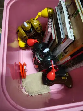 lot de jouets et livres