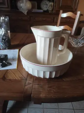 Donne broc à eau et bassine en faïence