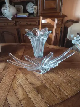 Donne coupe et vase en verre