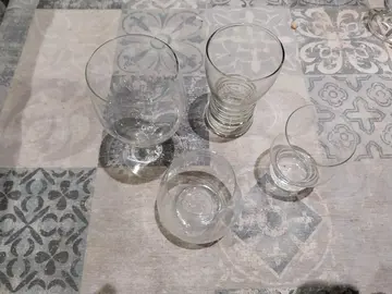 Lot de petits verres dépareillés