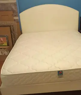 Lit 2 places 140x190 avec sommier, matelas, tête de lit (sans les pieds)