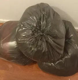 Bonjour, je donne des vêtements et quelques objets .