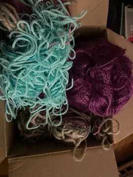 petit carton de pelotes de laine diverses