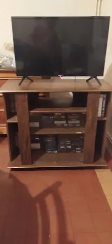 Meuble télé sur roulettes.