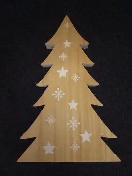 Sapin en bois décoré