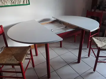 Table et quatre chaises