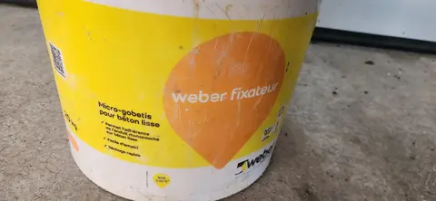 Fixateur enduit sur béton lisse