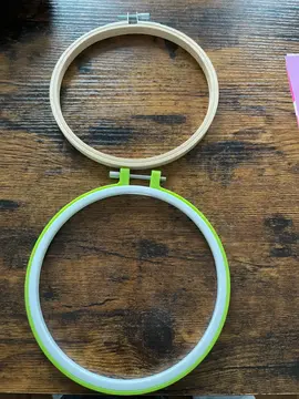 deux cercles à broder