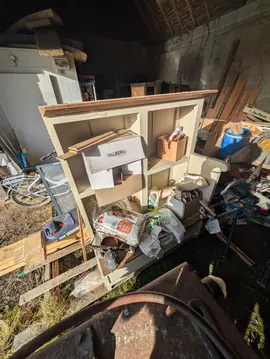 Bibliothèque/Vitrine de presbytère avec bancs intégrés