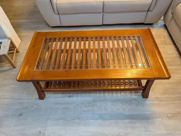 Belle table basse en bois massif et verre