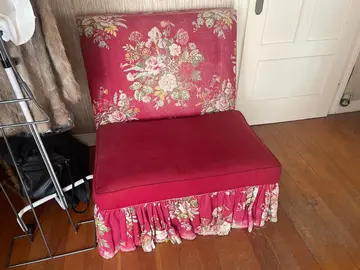 fauteuil en tissu transformable en lit d'appoint