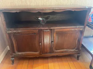 commode , table et 6 chaises.