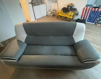 canapé gris et blanc